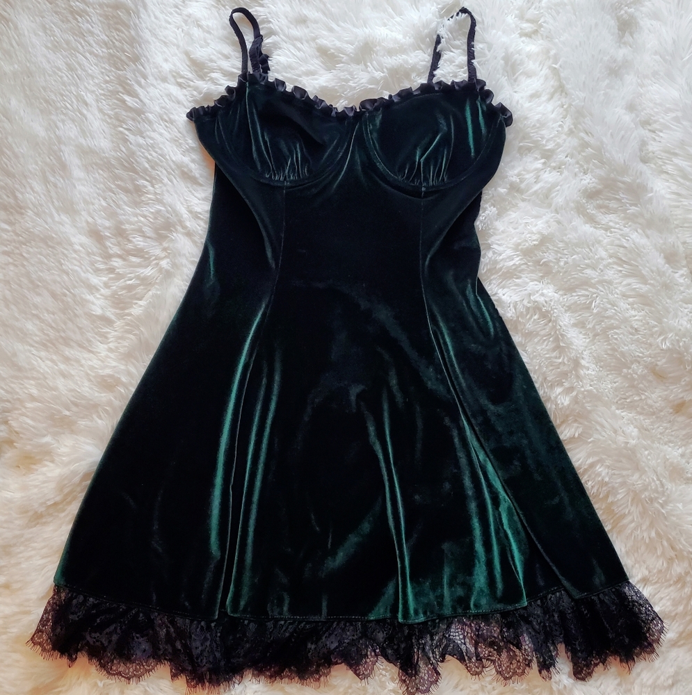dolls kill ☆ green velvet short dress w/ black lace trim